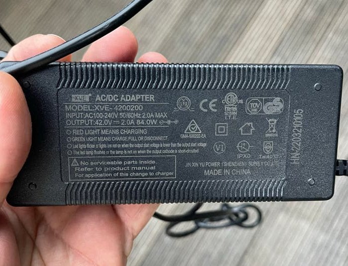 XVE 42V 2A acculader – 36V lithium accu – e-bike, Universeel, Gebruikt, Adapter, Ophalen of Verzenden