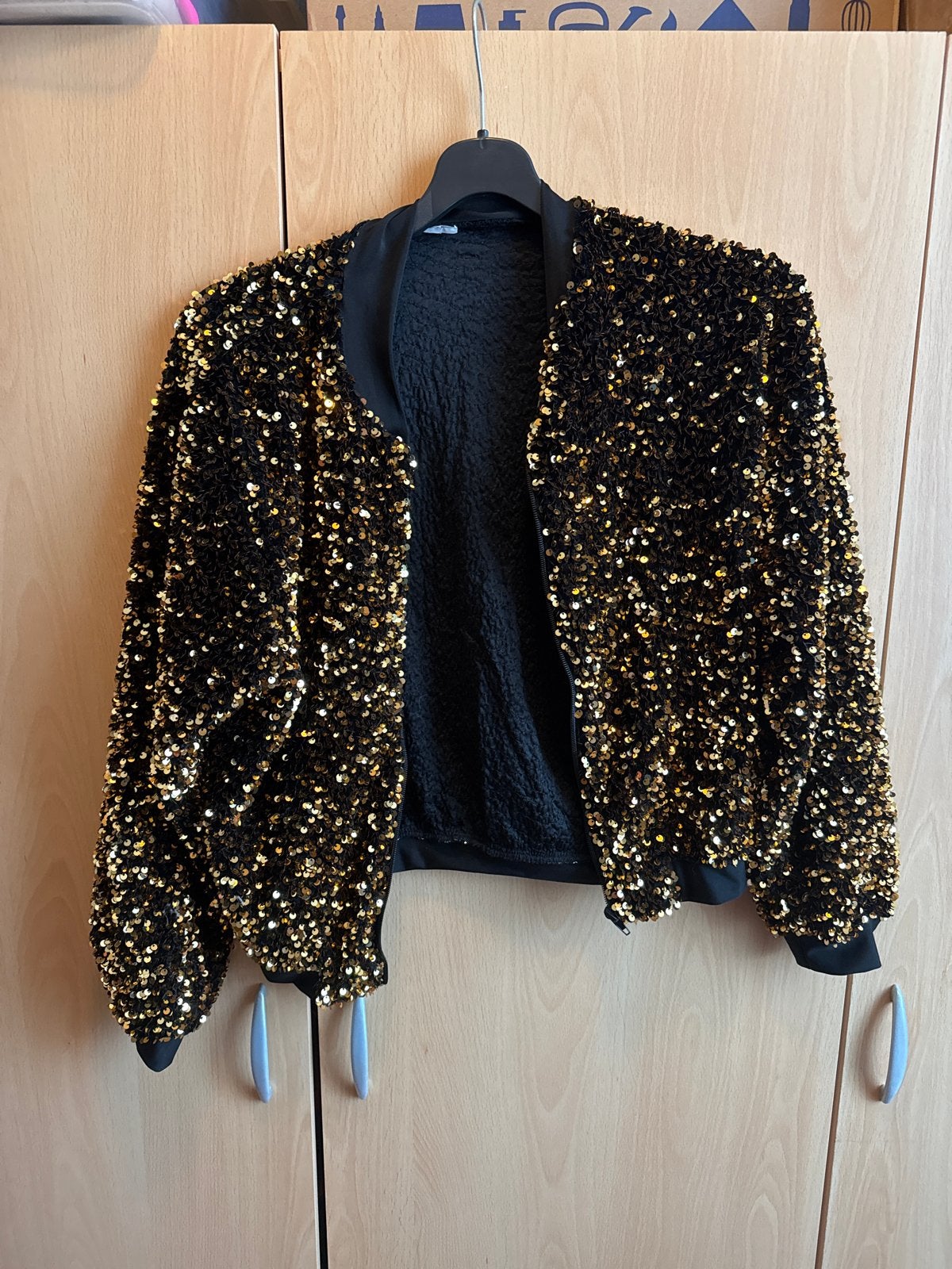 Zwarte bomberjack met gouden pailletten, Ophalen of Verzenden, Zo goed als nieuw, Maat 38/40 (M), Zwart
