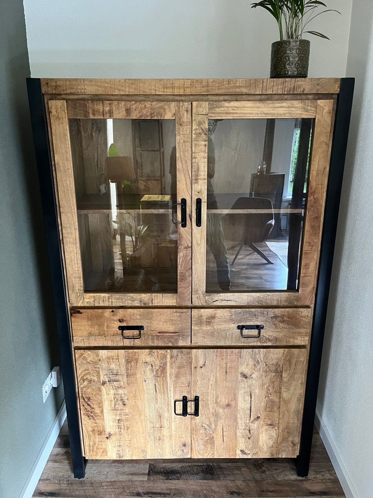 Mangohouten Vitrinekast Zwart Metalen Frame, Huis en Inrichting, Ophalen, 50 tot 100 cm, Zo goed als nieuw, Met lade(s)