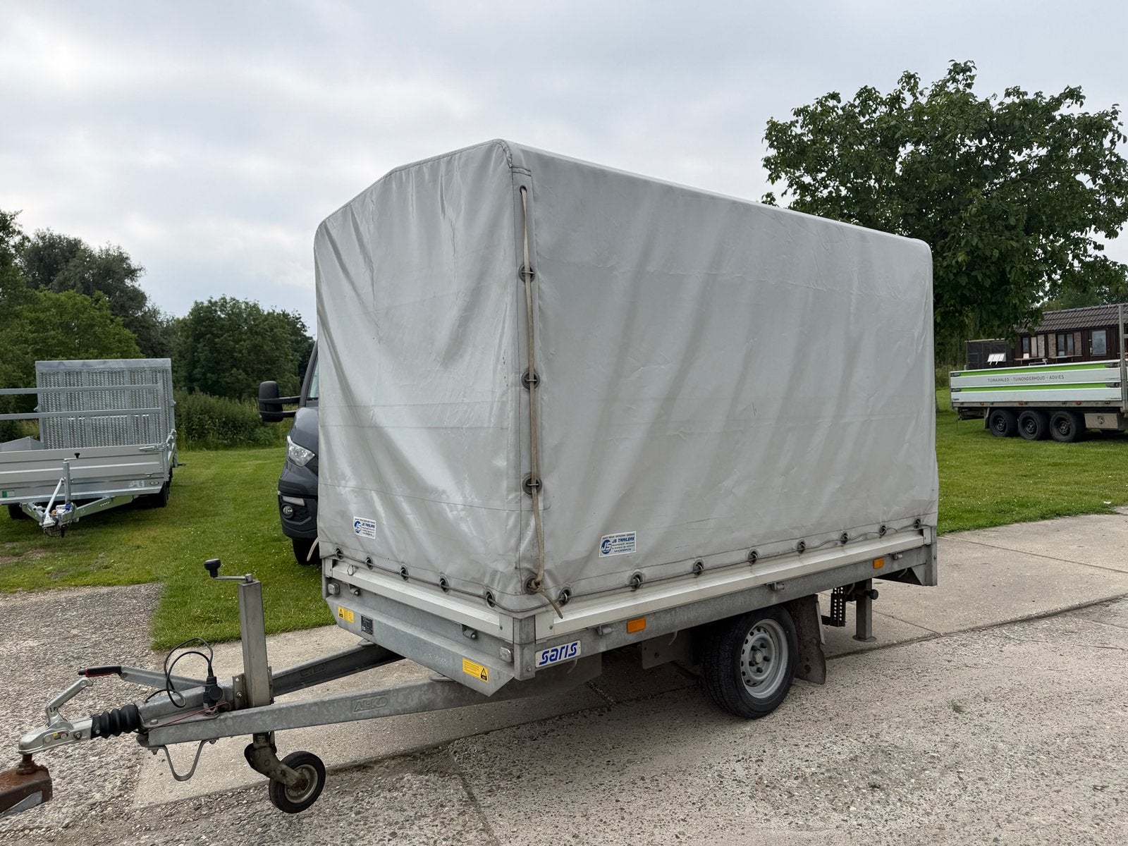 Saris plateauwagen 1350kg 256x150cm met huif, oprijplaten