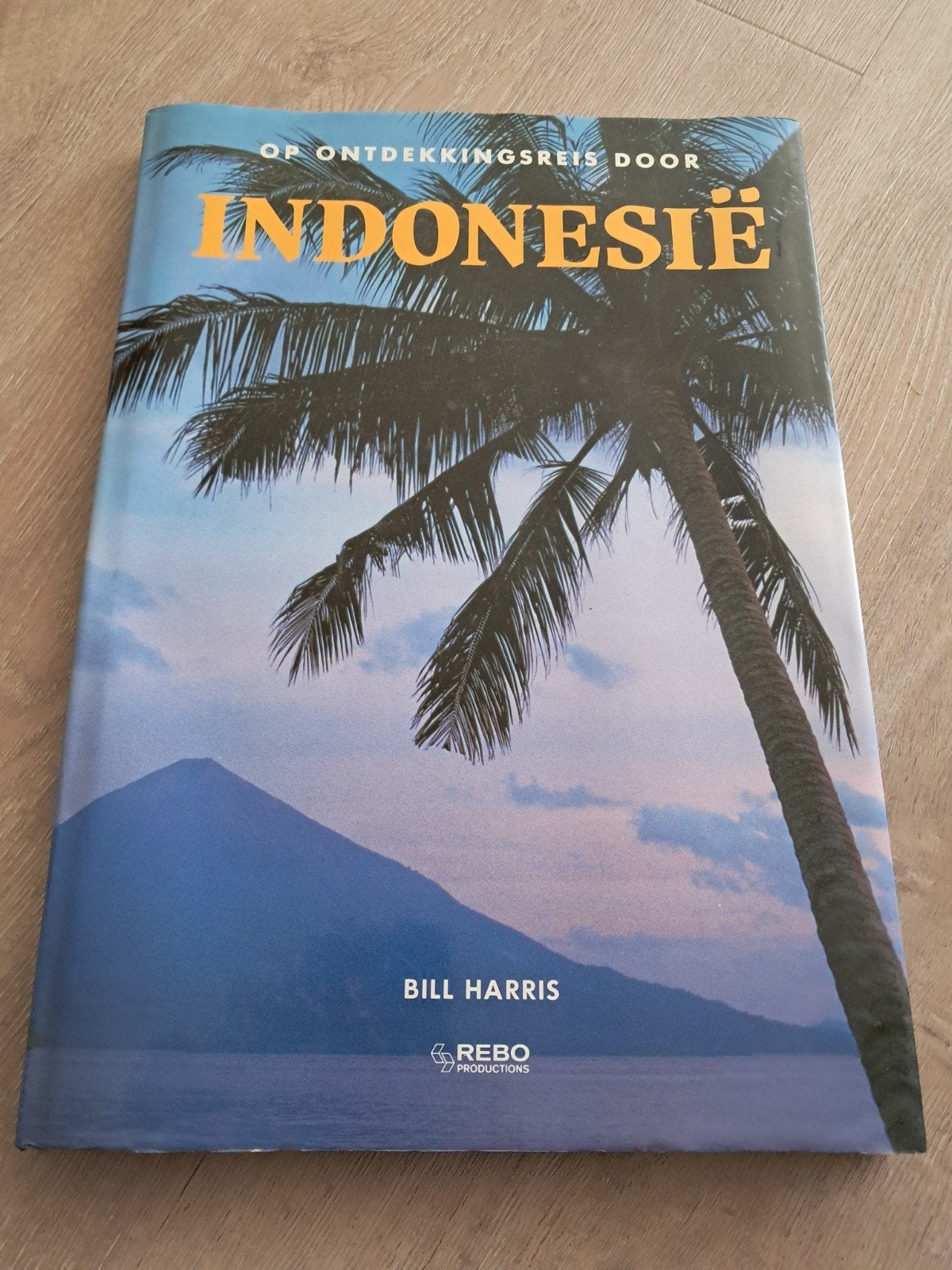 K9 Op Ontdekkingsreis door Indonesië - Reisgids Bill Harris, Boeken, Bill Harris, Ophalen of Verzenden, Reisgids of -boek, Azië