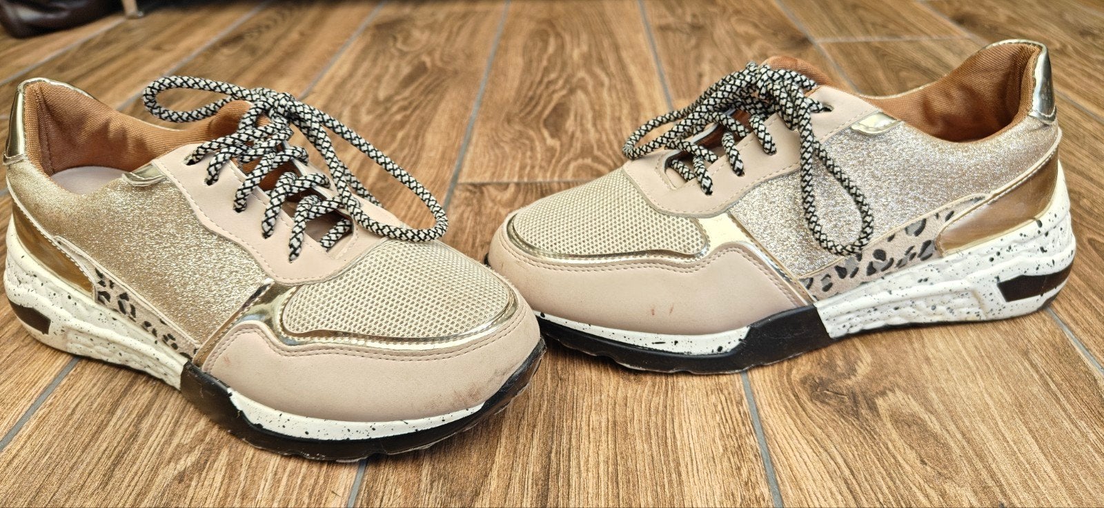 Mooie lichte schoenen, Kleding | Dames, Schoenen, Ophalen of Verzenden, Zo goed als nieuw, Sneakers of Gympen