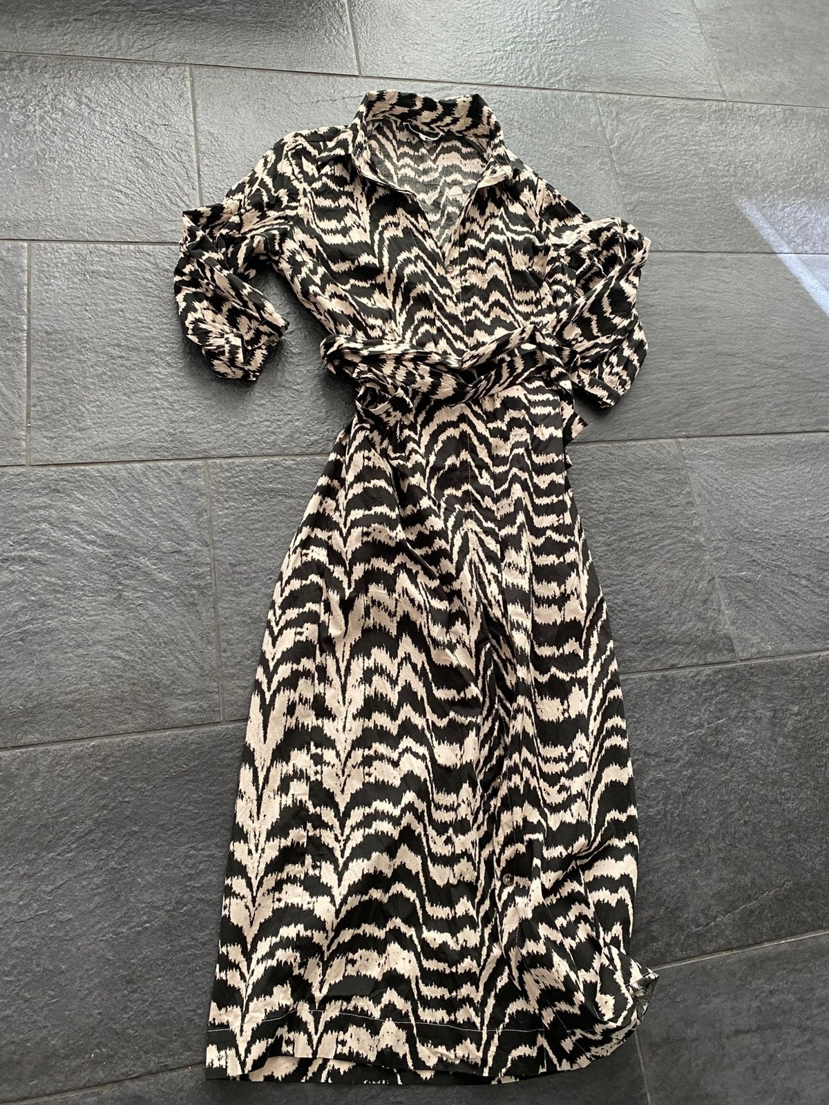 Xandres jurk zwart/beige zebraprint maat 36, Kleding | Dames, Jurken, Zwart, Ophalen of Verzenden, Zo goed als nieuw, Maat 36 (S)