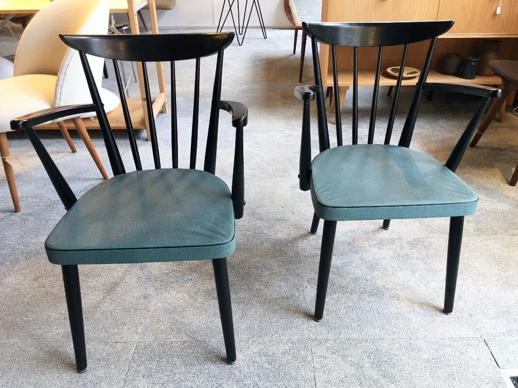 set spijlenstoelen hout armleuning turqoise zitting 60s, Huis en Inrichting, Stoelen, Gebruikt, Twee, Hout, Kunststof, Overige kleuren