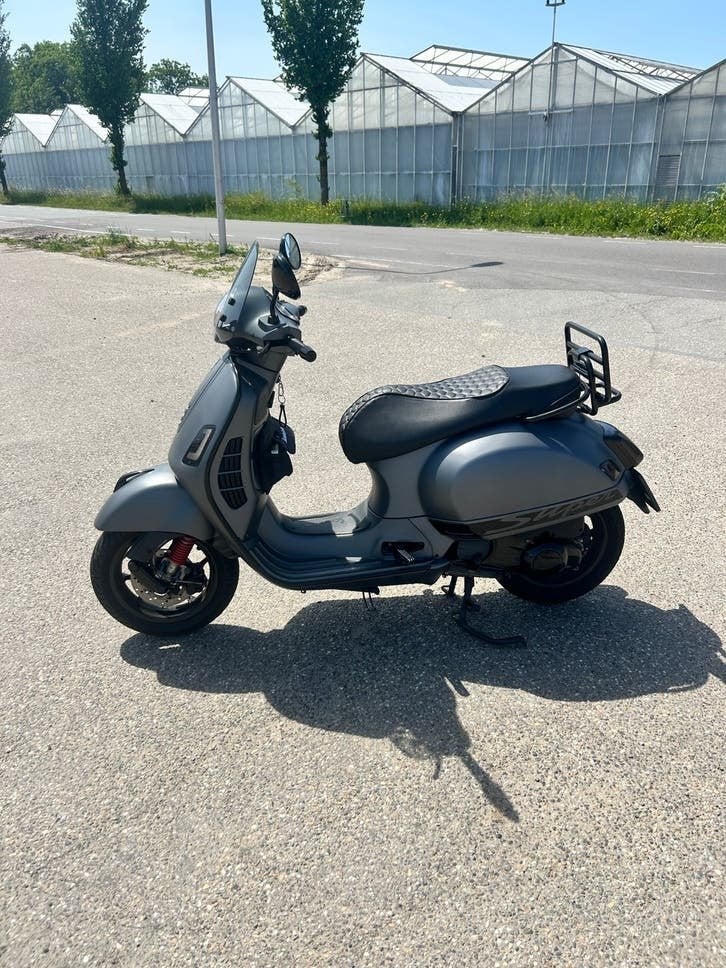 Vespa 300 GTS Super Sport, Ophalen, Zo goed als nieuw, Benzine, Vespa