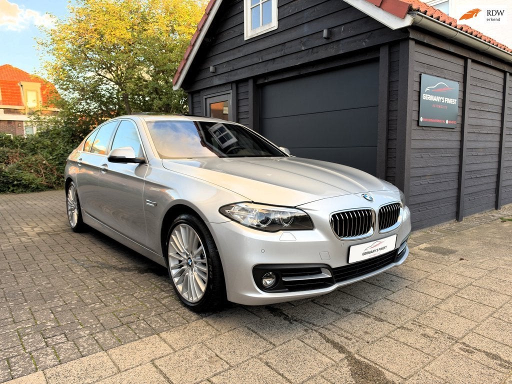 BMW 5-serie 535i| HUD| XENON| SPORTSTOELEN| CAMERA| HIFI, Auto's, Dealer onderhouden, Achterwielaandrijving, Gebruikt, Leder