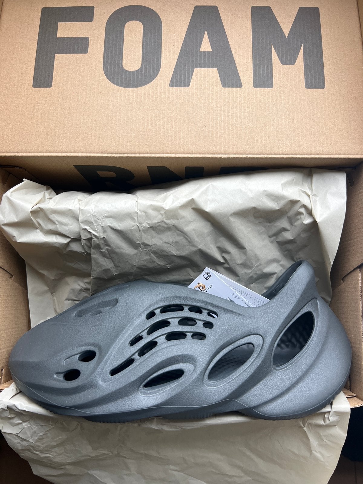 Adidas Yeezy Foam RNR Carbon - Maat 47, Ophalen of Verzenden, Nieuw, Zwart, Slippers