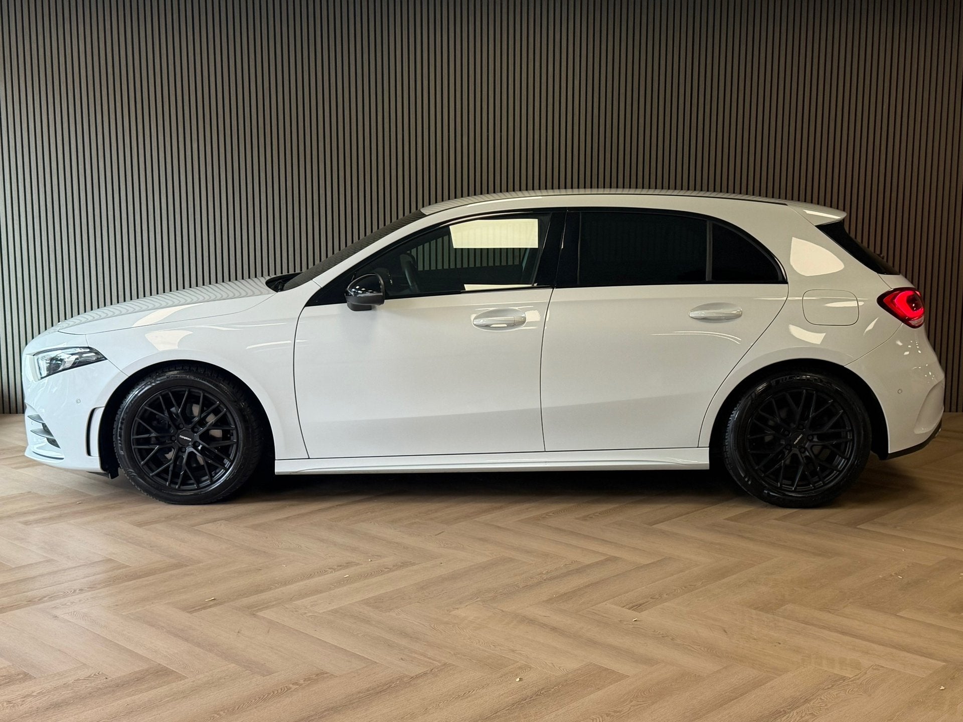 Mercedes-Benz A-klasse 180 AMG Line AUT. SFEERVERLICHTING CA, 136 pk, Gebruikt, 680 kg, Met garantie (alle)