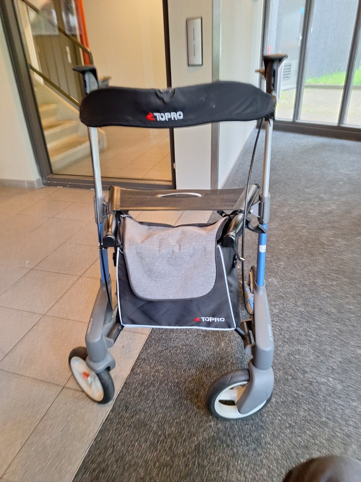 Foto 3 van Rollator lichtgewicht aluminium lees beschrijving nieuwstaat