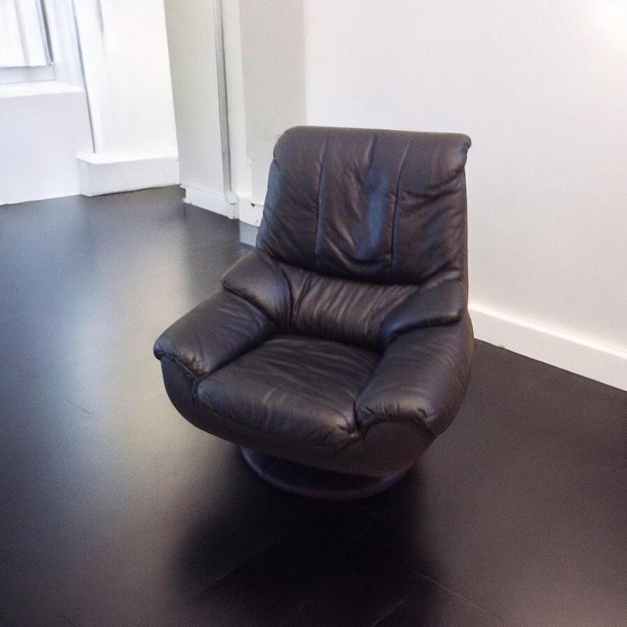 Draaifauteuil op ronde voet in zwart leer 90 cm br z.g.a.n., Ophalen, 75 tot 100 cm, Leer, 75 tot 100 cm
