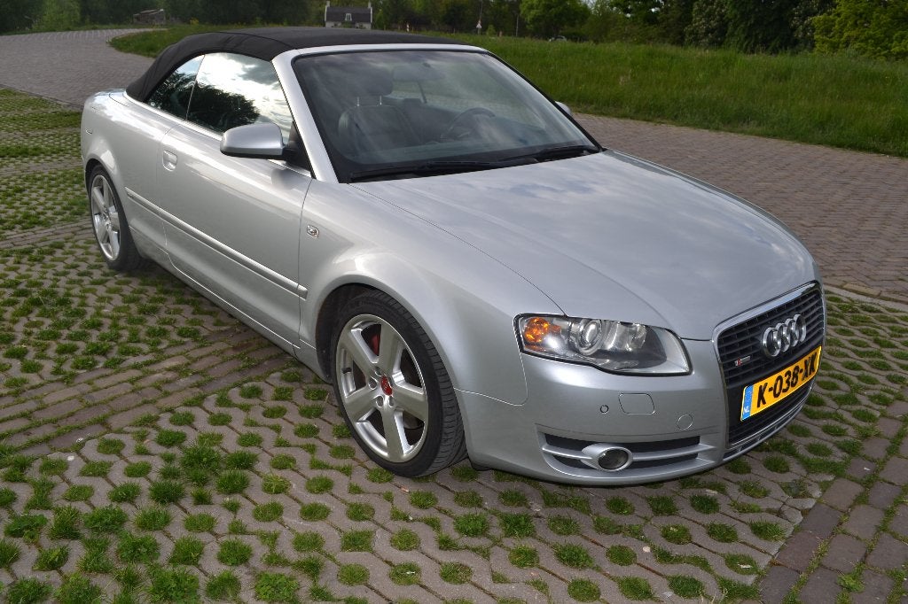 Audi A4 3.2 FSI 188KW Cabrio AUT 2006 Grijs Metallic, Auto's, Audi, Zwart, Cabriolet, 4 stoelen, A4