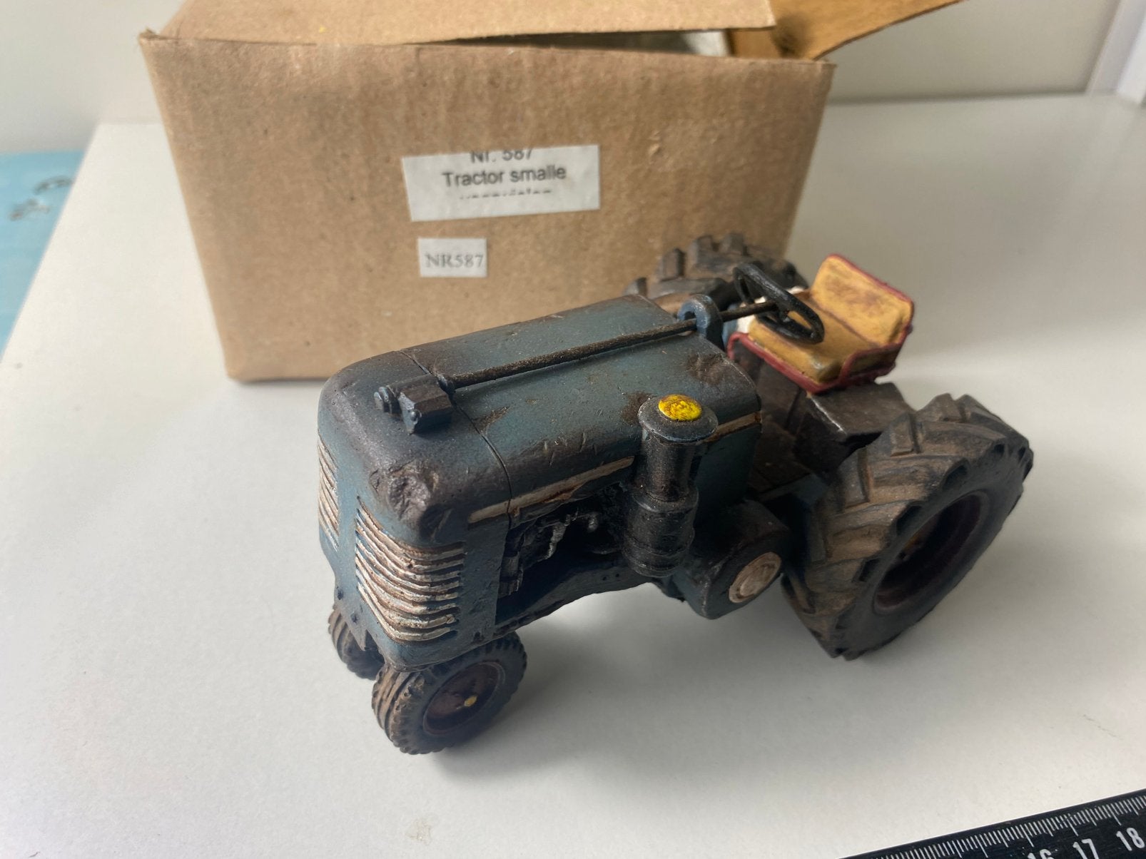 Model tractor met smalle voorwielen-vintage-resin/polystone, Ophalen of Verzenden