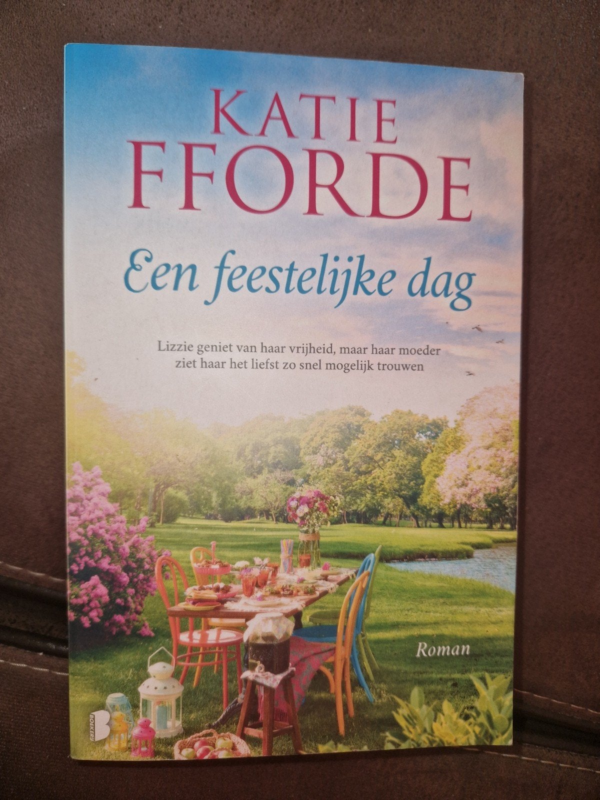 Katie Fforde - Een feestelijke dag (Roman), Ophalen of Verzenden, Zo goed als nieuw, Katie Fforde