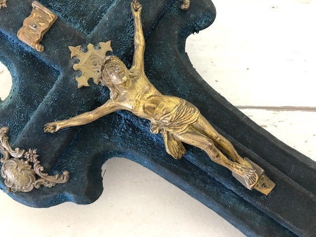 Groot Frans crucifix wijwatervat blauw fluweel 1920, Verzamelen, Religie, Ophalen of Verzenden, Gebruikt, Overige typen, Christendom | Katholiek