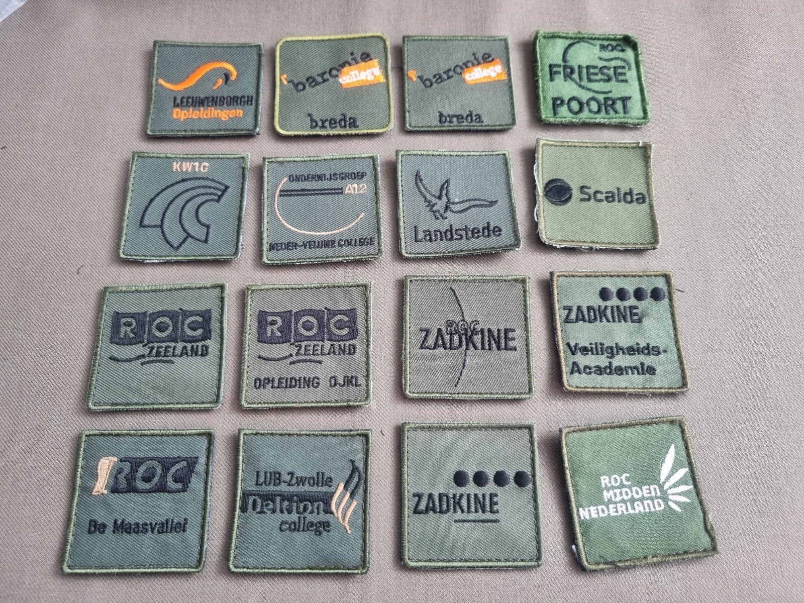 16 borstpatches ROC opleidingen (VEVA), Verzamelen, Ophalen of Verzenden, Landmacht, Nederland, Embleem of Badge