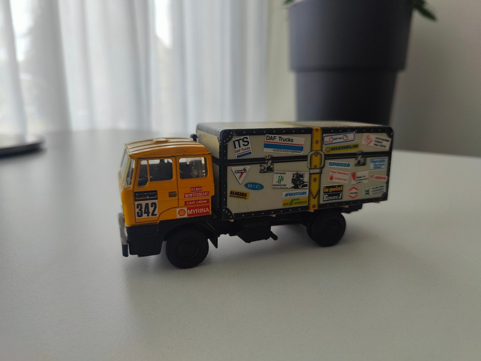 Lion Car DAF 3300 Parijs-Dakar 1983 "De Koffer" #342 (1:50), Verzenden, Zo goed als nieuw, Bus of Vrachtwagen, Lion Toys