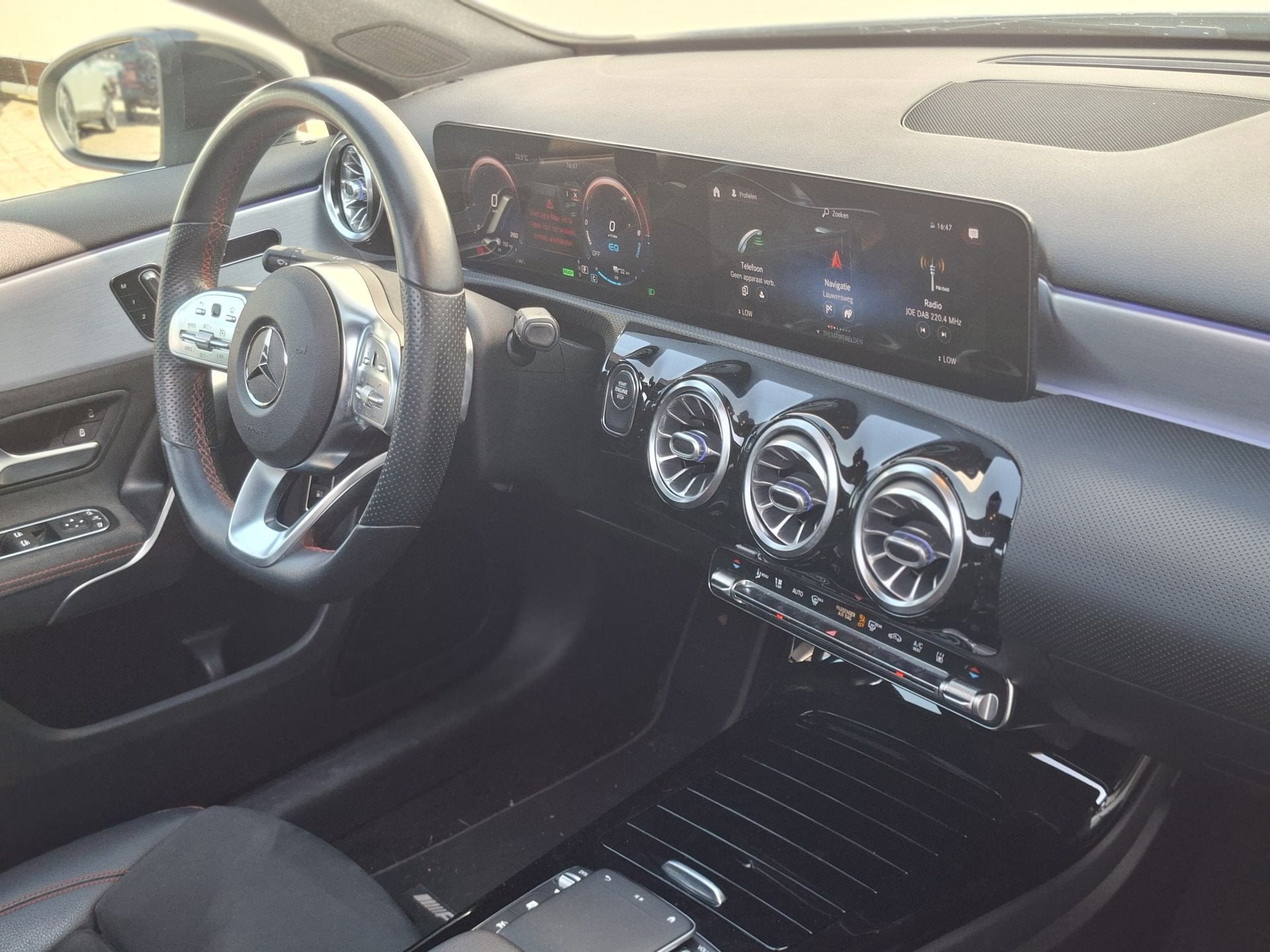 Mercedes-Benz A-Klasse 250 e Business Solution PHEV AMG Pano, Auto's, Mercedes-Benz, Gebruikt, Euro 6, 4 cilinders, Wit