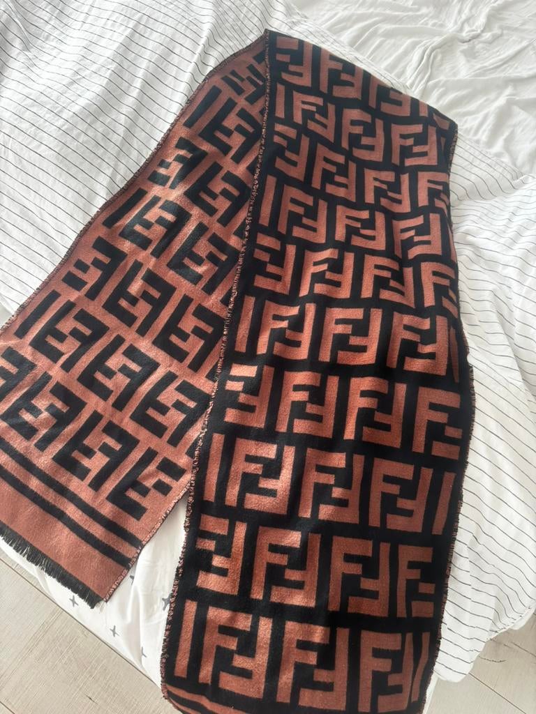 Fendi dames sjaal, Ophalen of Verzenden, Zo goed als nieuw, Maat 46/48 (XL) of groter, Sjaal