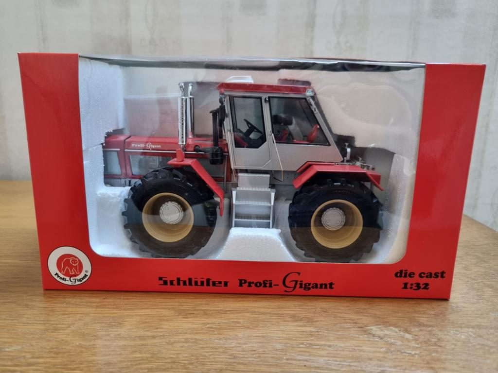 Schlüter Profi-Gigant Tractor Model 1:32 - Nieuw in Doos, Ophalen of Verzenden, Nieuw, Tractor of Landbouw, Overige merken
