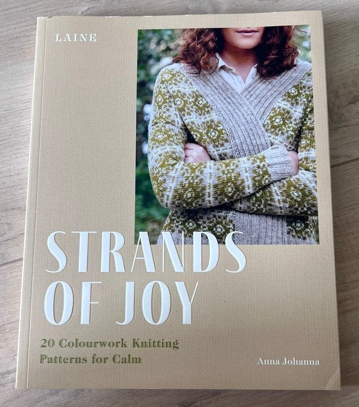 Strands of Joy. Anna Johanna. Breiboek van Laine, Ophalen of Verzenden, Zo goed als nieuw, Breien of Haken, Patroon of Boek