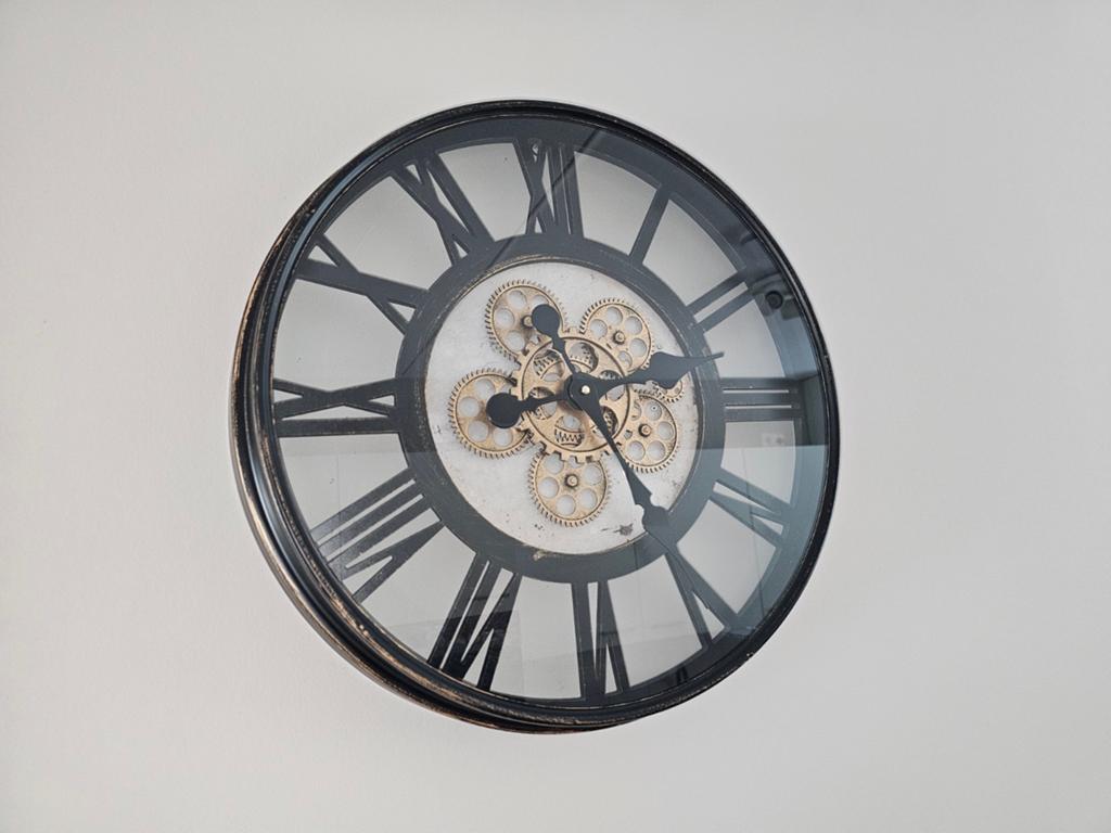Grote wandklok met zichtbaar uurwerk - Industrieel design, Ophalen of Verzenden, Zo goed als nieuw, Analoog, Wandklok