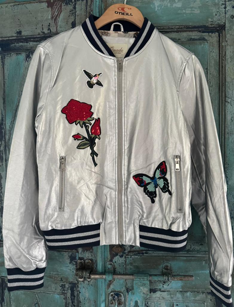 Zilver bomberjasje nieuw !met mooie applicaties L, Kleding | Dames, Ophalen of Verzenden, Nieuw, Maat 38/40 (M), Overige kleuren