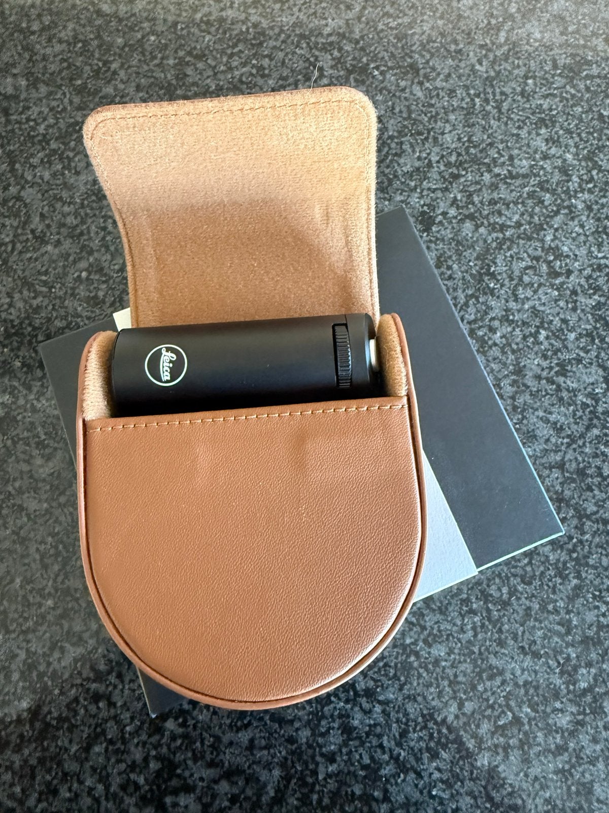 Leica LUX Grip met bijbehorende Leica opbergpouch, Leica, Overige typen, Ophalen of Verzenden, Zo goed als nieuw