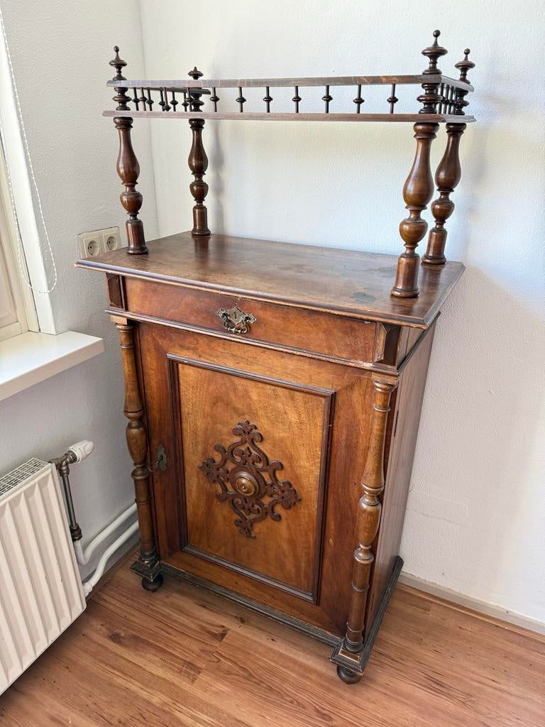 Antieke houten kast met lade en sierlijke details, Ophalen