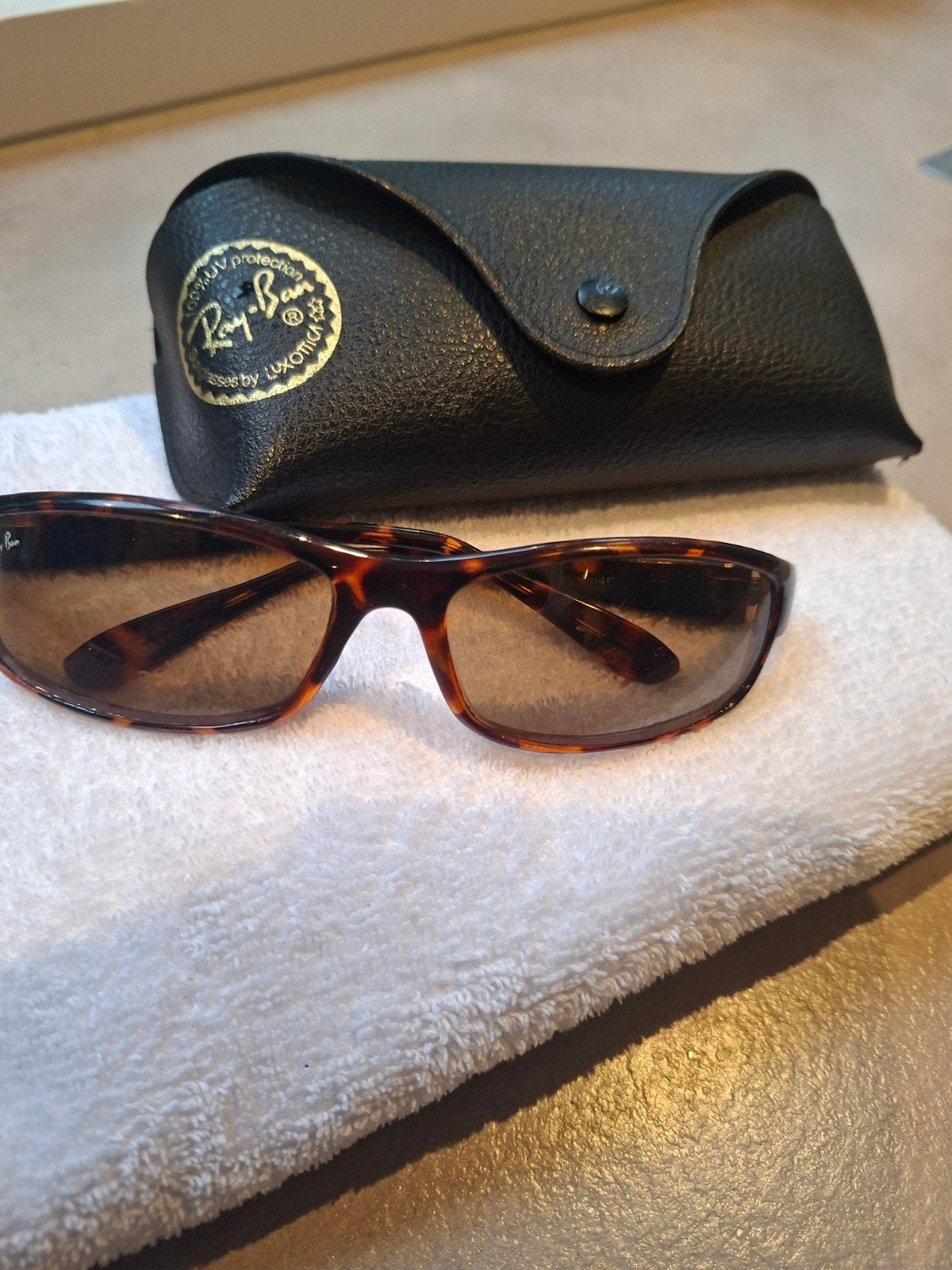 Originele Ray-Ban zonnebril - Zo goed als nieuw, Sieraden, Tassen en Uiterlijk, Zonnebrillen en Brillen | Dames, Ophalen, Bruin