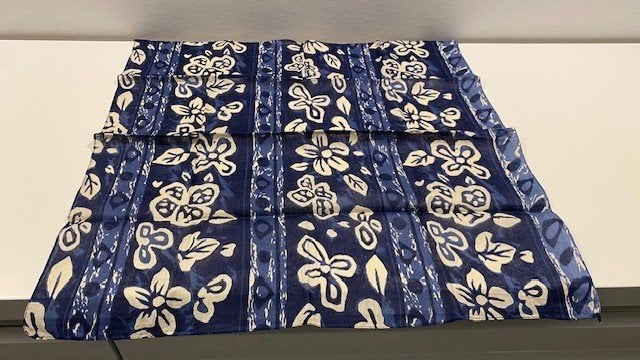 Blauwe foulard met bloemen, Ophalen of Verzenden, Zo goed als nieuw, Sjaal