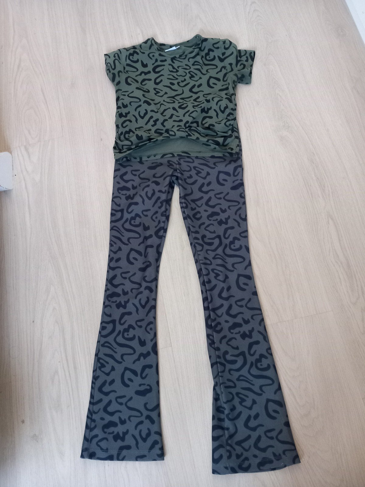 Leuke set: T-shirt en flared broek met print, Gebruikt, Meisje, Coolcat, Ophalen of Verzenden