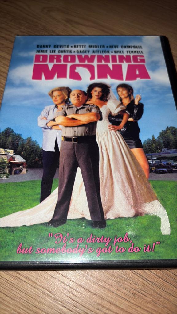 Drowning Mona. Danny DeVito, Bette Midler en Neve Campbell., Vanaf 16 jaar, Ophalen of Verzenden, Zo goed als nieuw, Actiekomedie