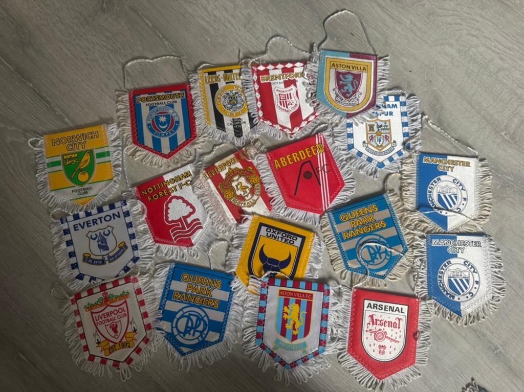 Voetbalvaantjes diverse clubs - per stuk bieden, Ophalen of Verzenden, Gebruikt, Buitenlandse clubs, Vaantje of Sjaal