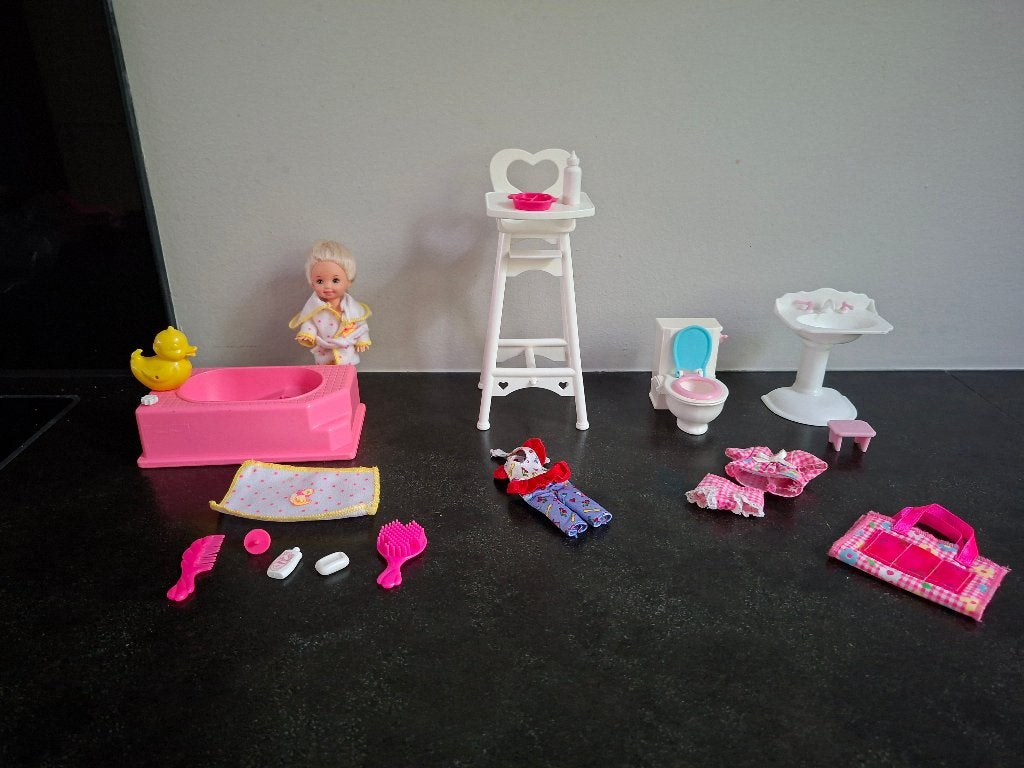 barbie Kelly, Shelly, bad, kinderstoel badkamer Kelly retro, Ophalen of Verzenden, Gebruikt, Barbie