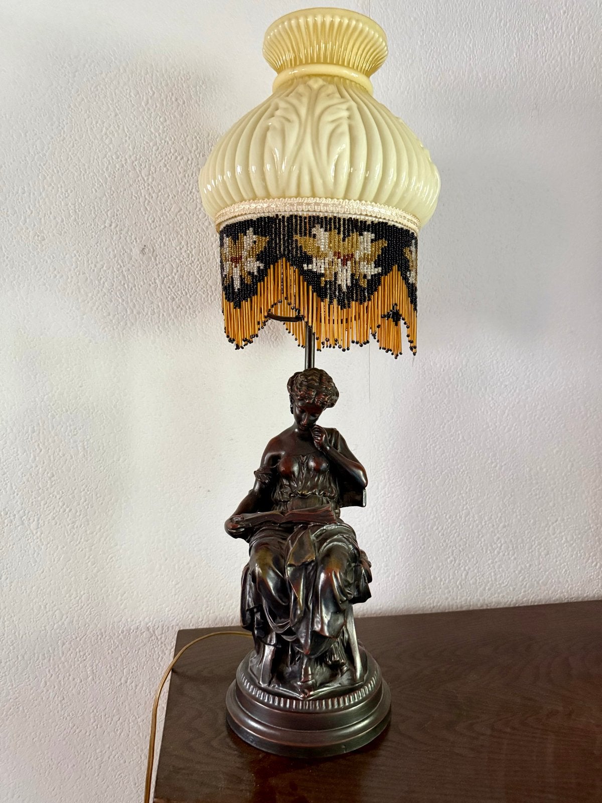 Antieke Tafellamp met Bronzen Beeld en Kralenkap, Antiek en Kunst, Ophalen