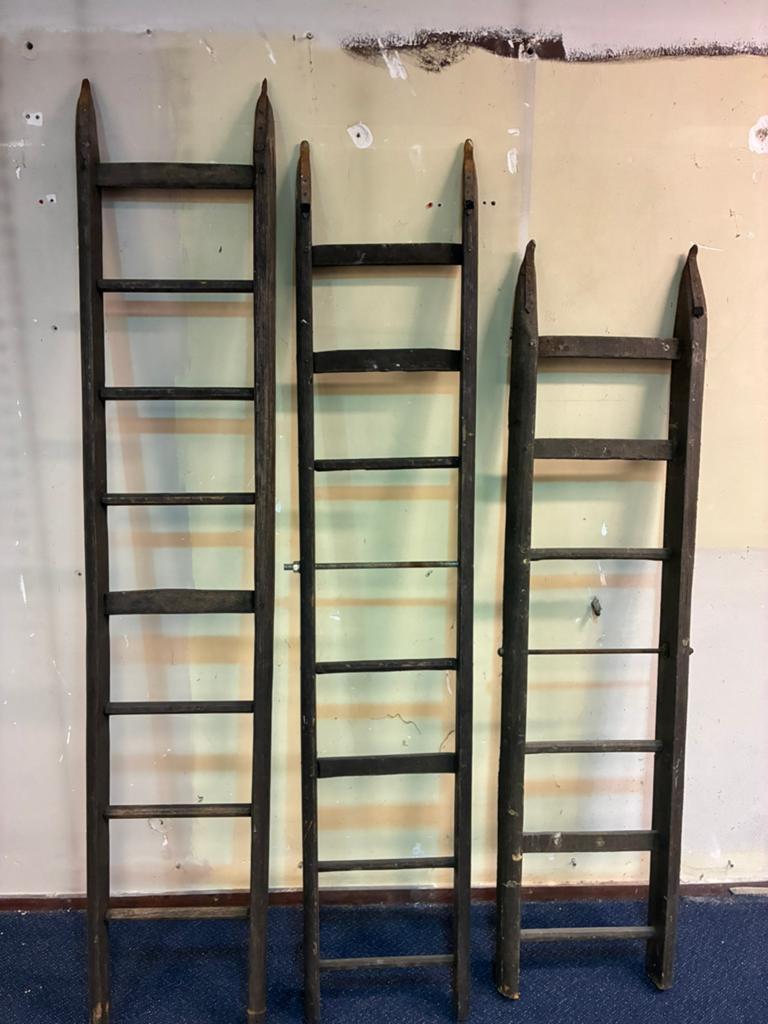 Antieke houten deco ladders, Doe-het-zelf en Verbouw, Ladders en Trappen, Ophalen, Gebruikt, Minder dan 2 meter
