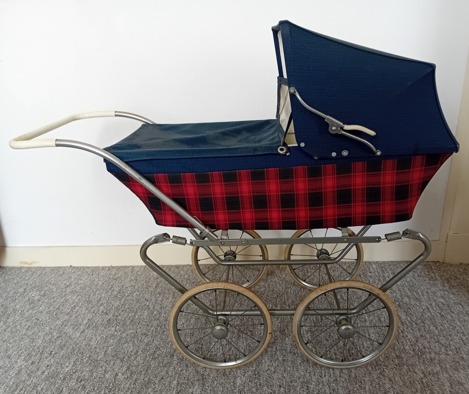 Vintage Poppenwagen - Blauw/Rood Geruit, Ophalen, Gebruikt, Kinderwagen, Overige merken