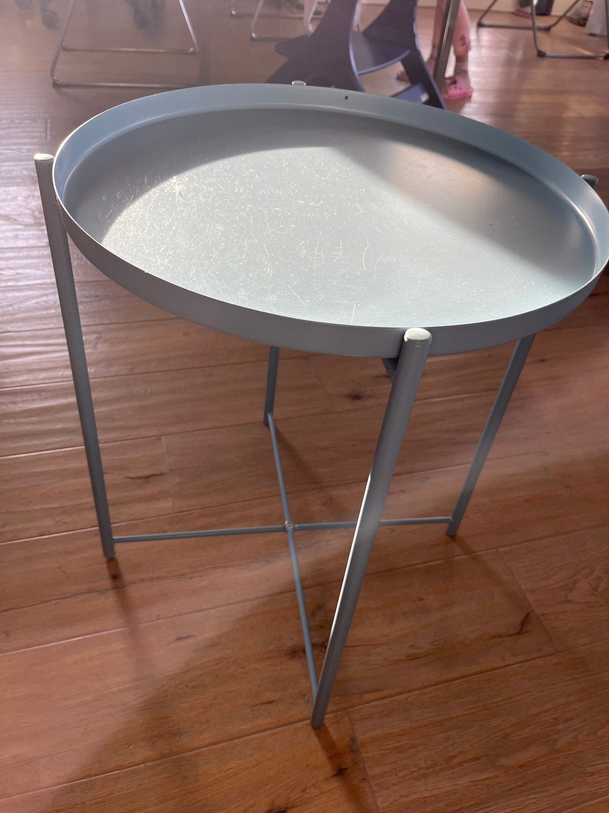 Lichtblauwe ronde bijzettafel, 45 tot 60 cm, Minder dan 55 cm, Metaal of Aluminium, Rond