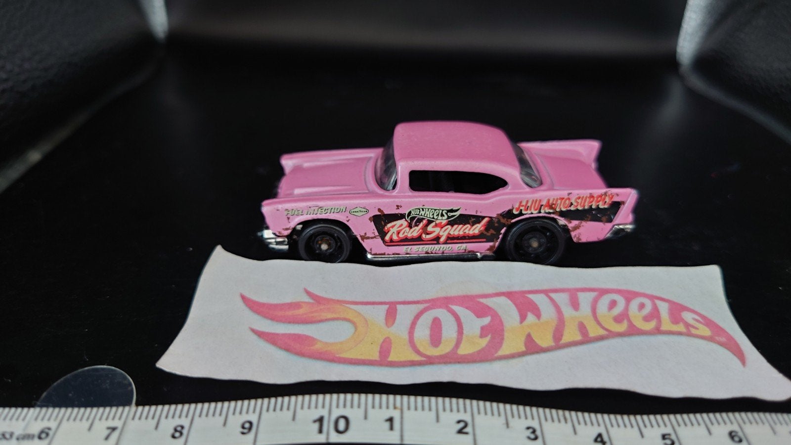 Hot Wheels Malaysia '57 Chevy Roze - Red Squad, Ophalen of Verzenden, Zo goed als nieuw, Auto, Overige merken