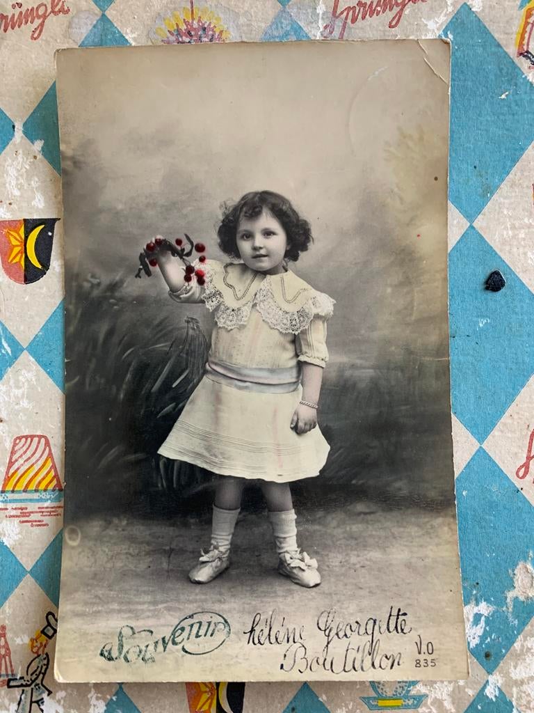 1912 Meisje in gele jurk met kersen (NN), Ophalen of Verzenden, Voor 1920, Gelopen, Kinderen