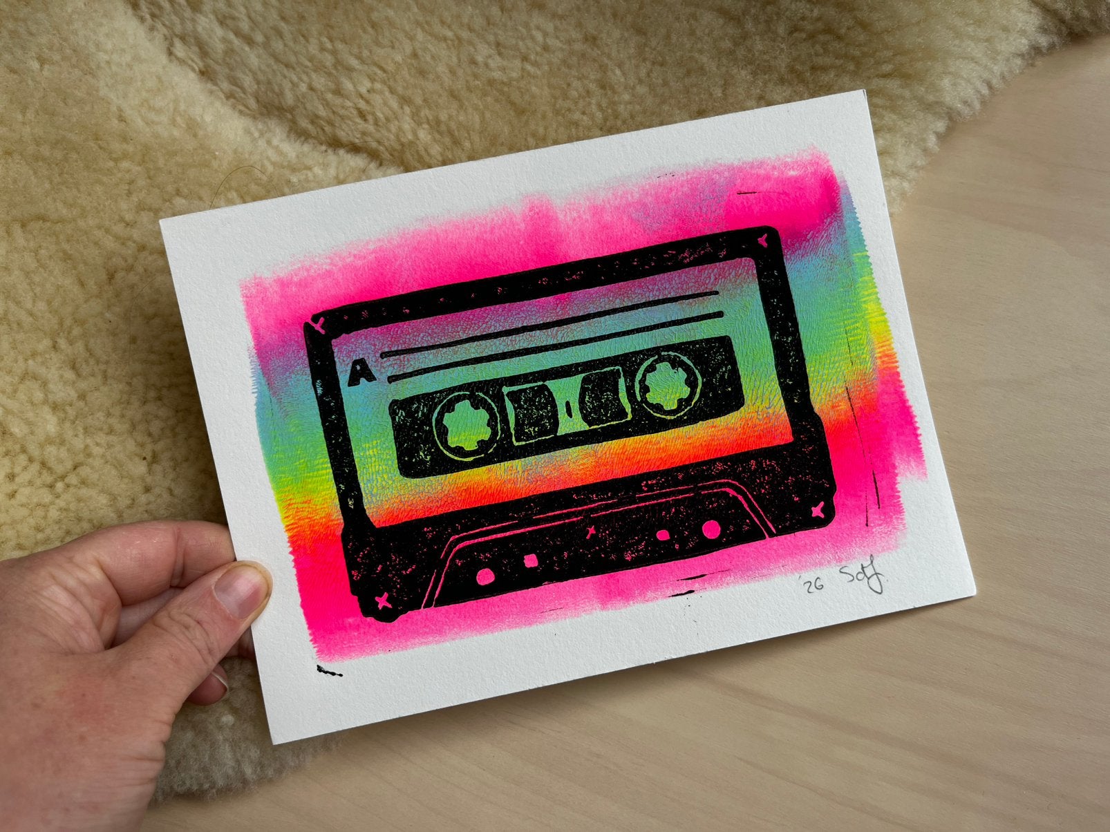 Linosnede afdruk neon cassettebandje / tape, Antiek en Kunst, Gesigneerd, Ophalen of Verzenden, Overige onderwerpen, Linosnede