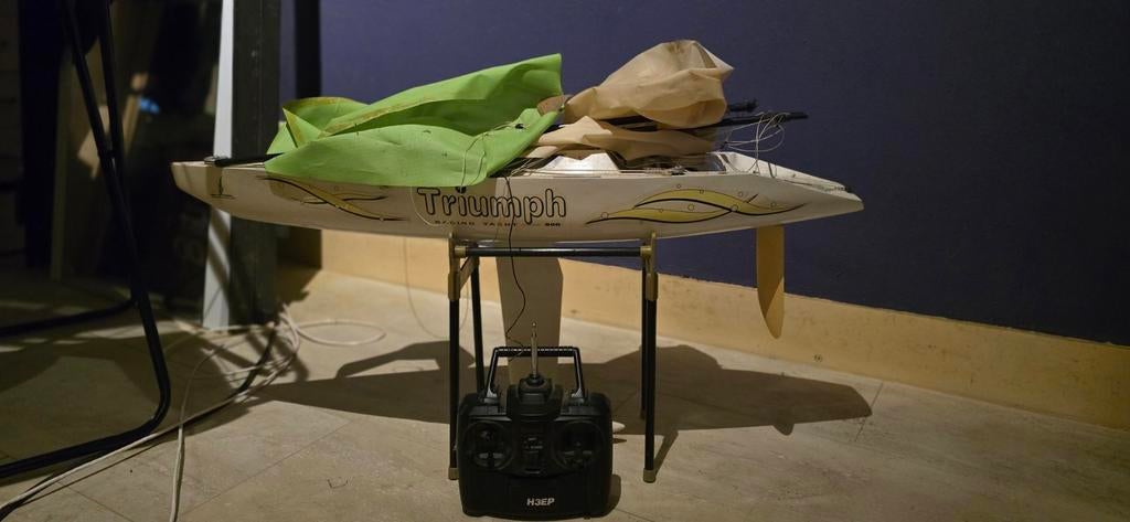 Triumph radiografische zeilboot met zender - werkend, Hobby en Vrije tijd, Modelbouw | Boten en Schepen, Ophalen, Gebruikt, Groter dan 1:32