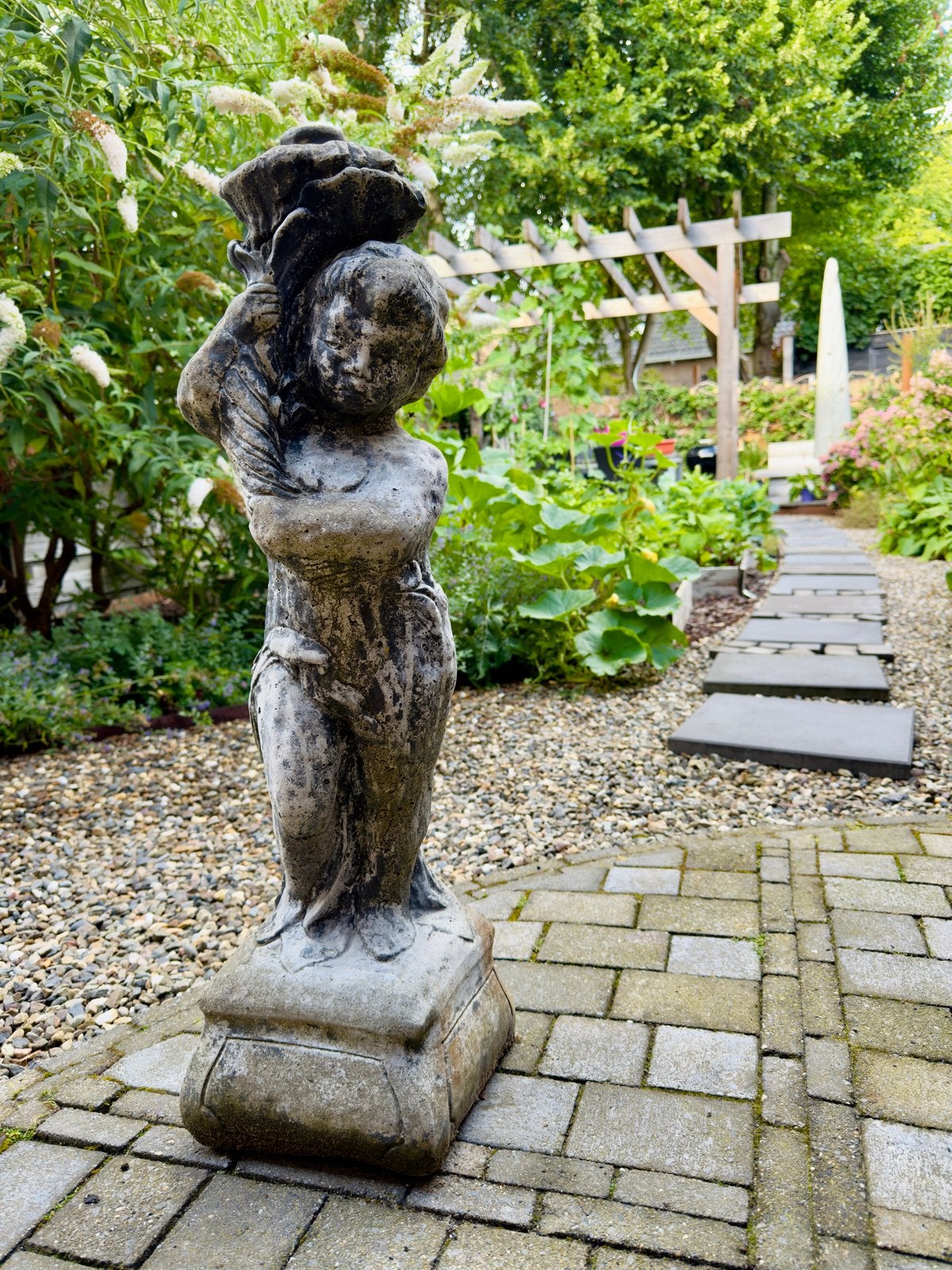 Sfeervol tuinbeeld vrouw met kruik, klassiek en karaktervol, Ophalen, Gebruikt, Beton, Mensenbeeld