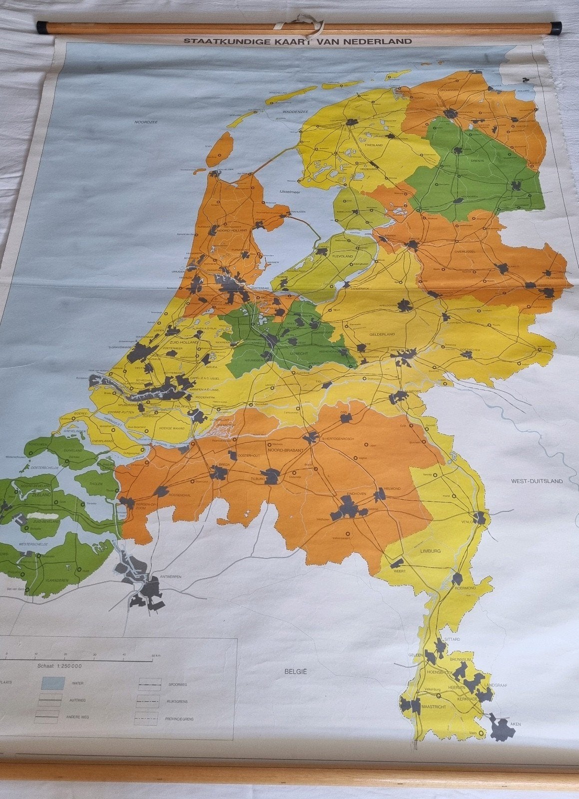 Grote oude staatkundige kaart, schoolplaat van Nederland, Ophalen of Verzenden, Aardrijkskunde