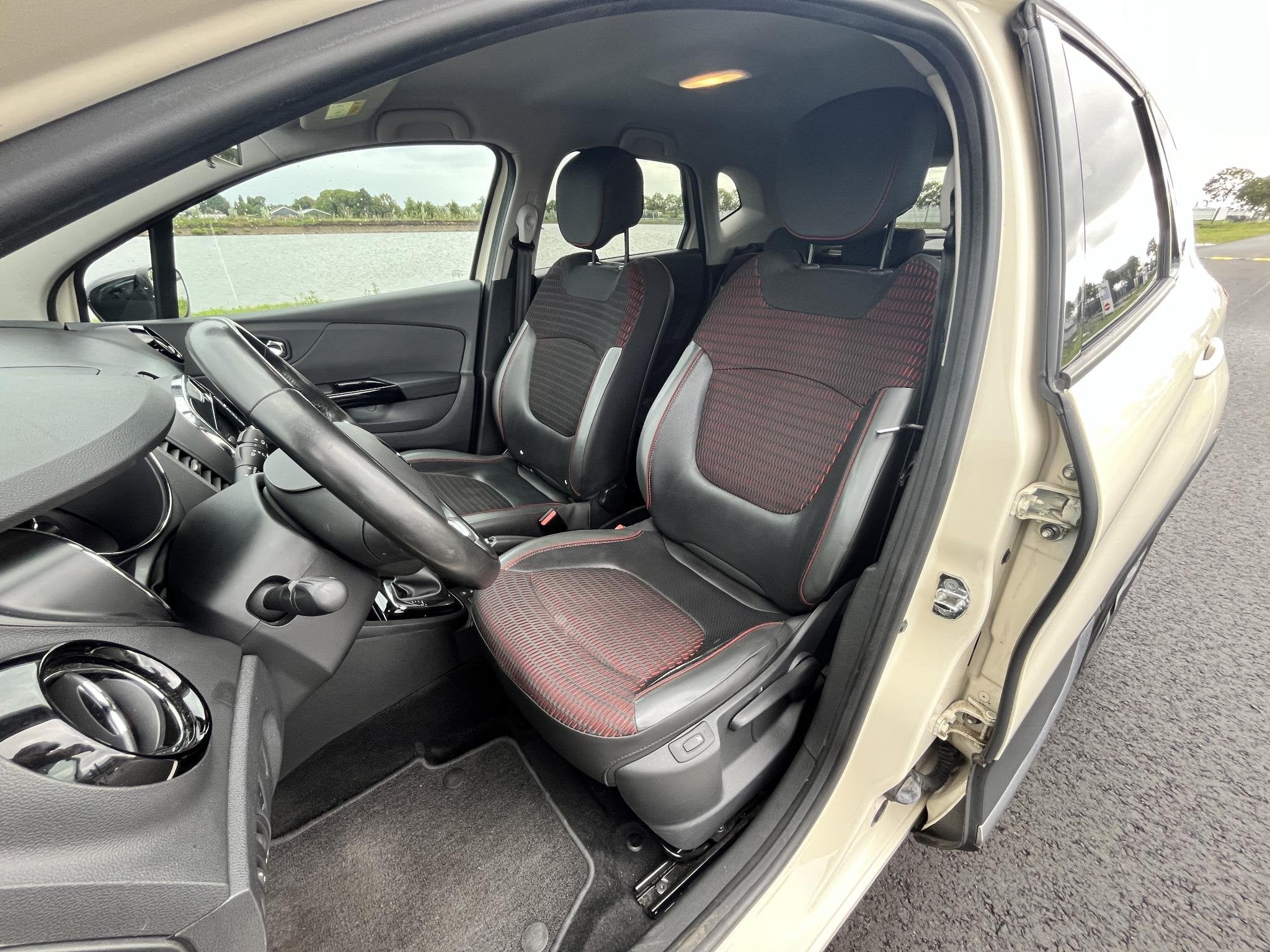 Foto 13 van Renault Captur 1.2 TCe Xmod Clima, cruise, stoelverwarming,