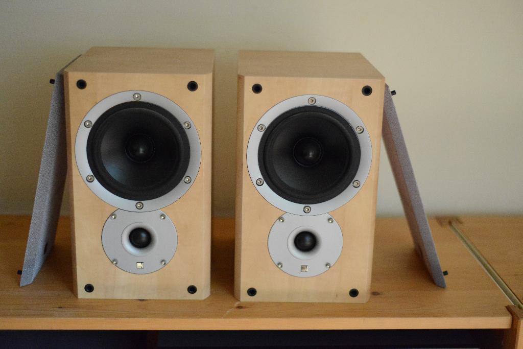 Kef Cresta 10 luidsprekers, Zo goed als nieuw, 60 tot 120 watt, Front, Rear of Stereo speakers, Ophalen