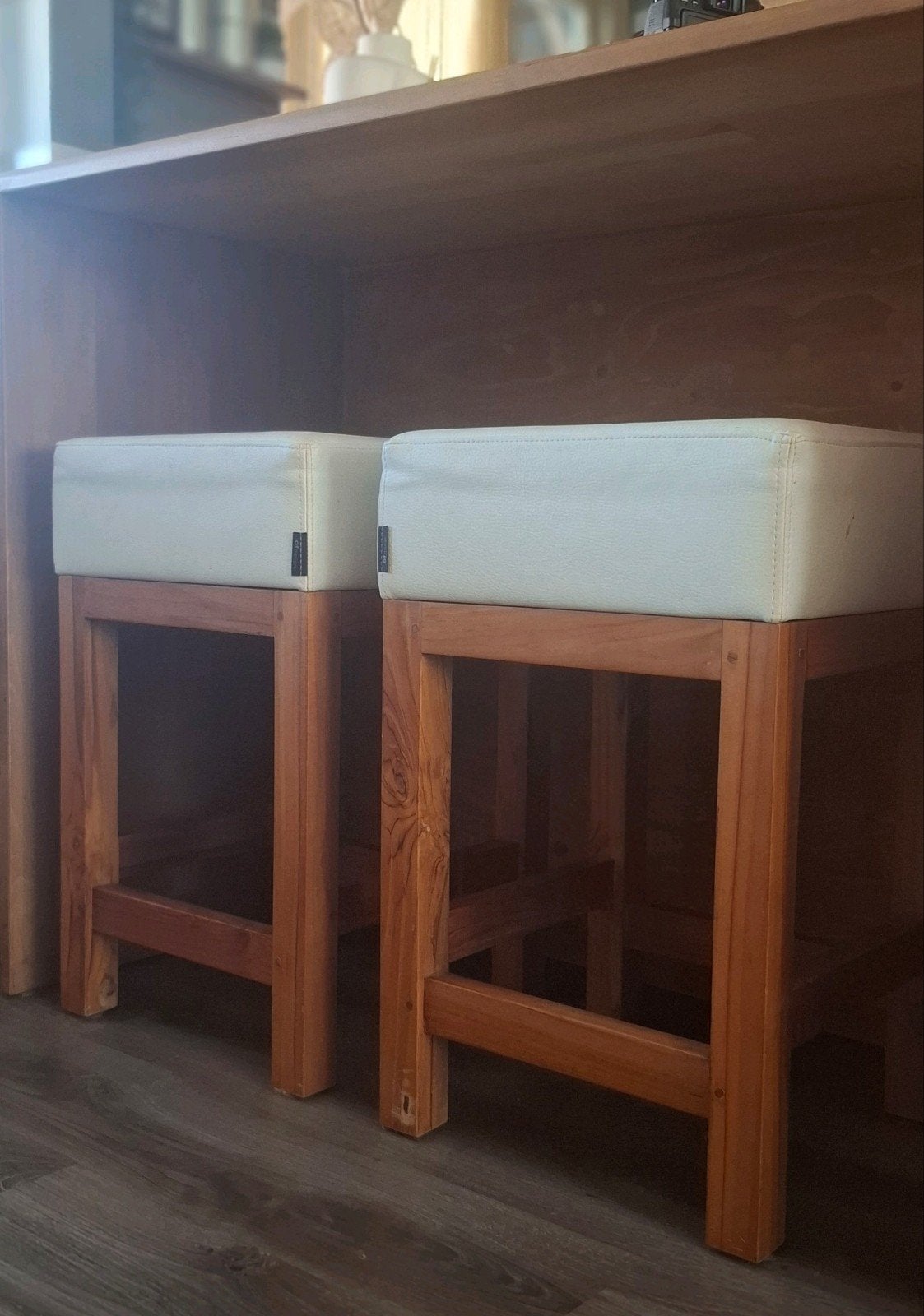2 Teakhouten krukken | voor Keukeneiland/bartafel, Ophalen, Zo goed als nieuw, Leer, 60 tot 90 cm