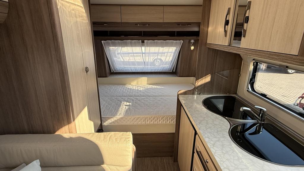 Hobby De luxe Easy 400 SF bj 2015 met voortent en zakluifel, Caravans en Kamperen, Caravans, Hobby, Bedrijf, Treinzit, 750 - 1000 kg