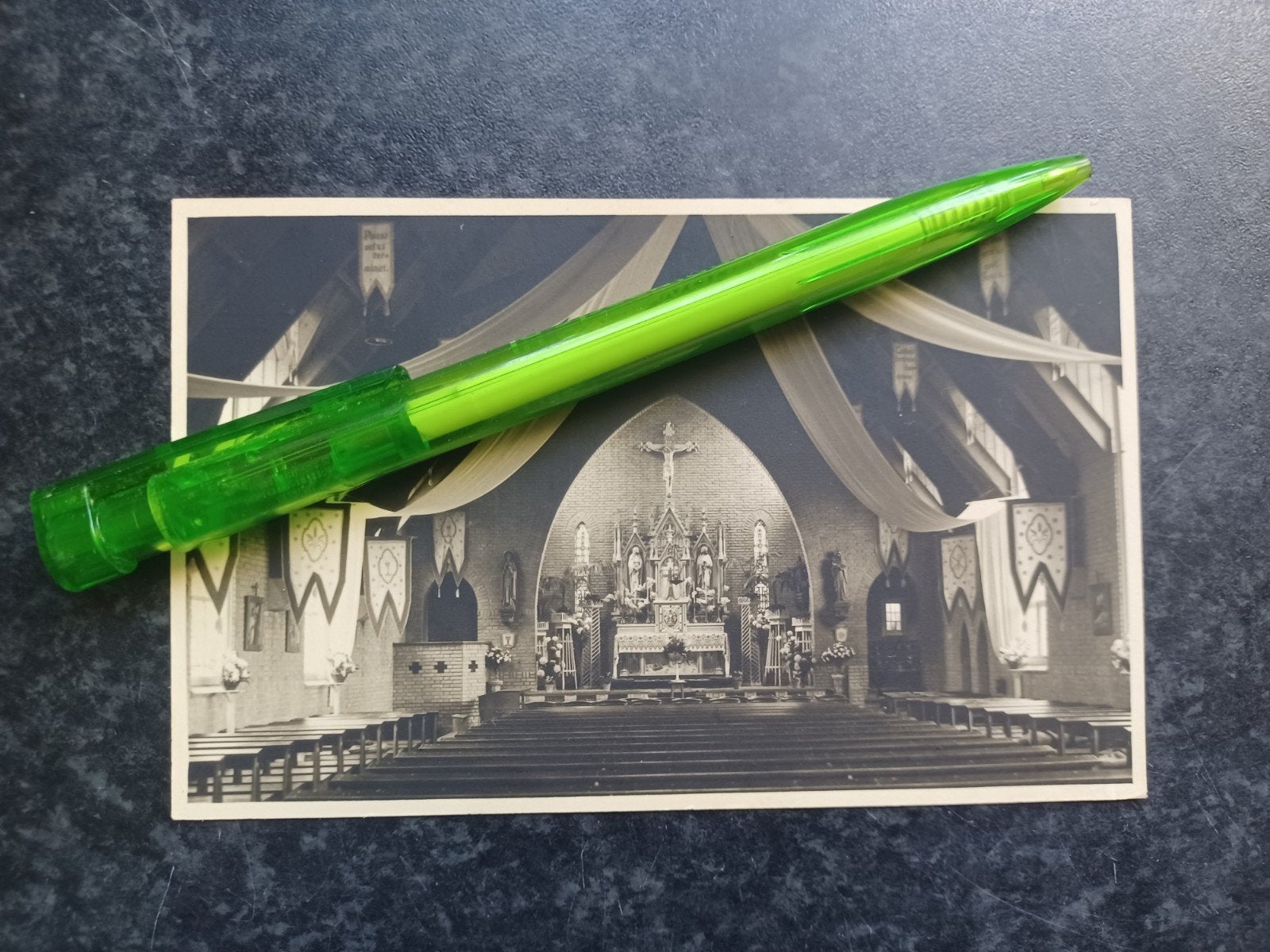 FOTOKAART Zoekplaatje Interieur kerk onbekend waar, Ophalen of Verzenden, 1920 tot 1940, Ongelopen, Noord-Brabant