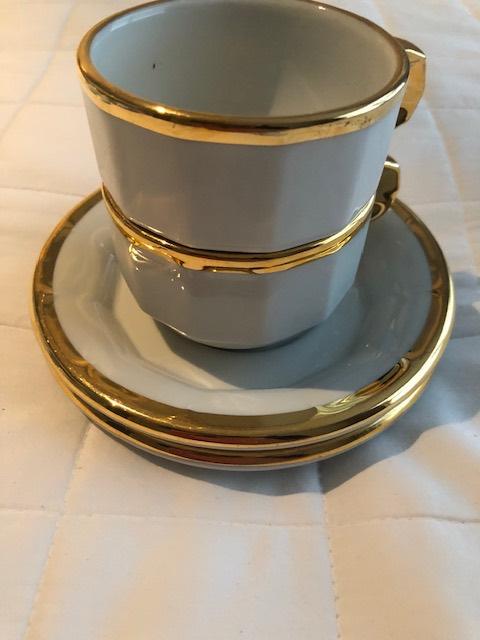 PILLIVUYT 2 kop-en-schotels. Wit met gouden rand, Huis en Inrichting, Keuken | Servies, Ophalen of Verzenden, Zo goed als nieuw